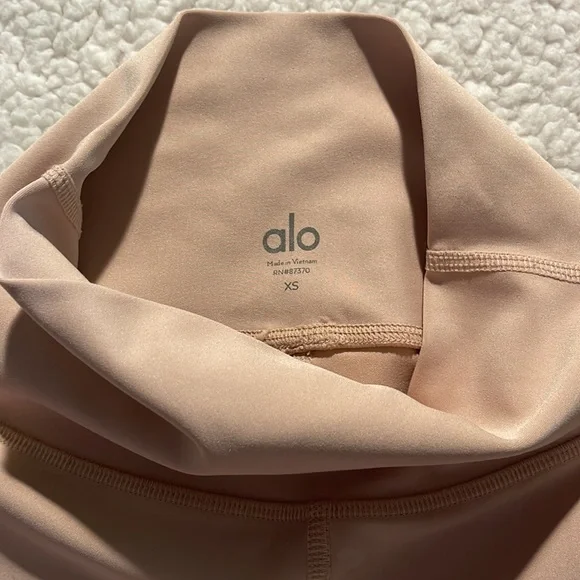 Women’s Alo Yoga Airlift Light Pink Leggings - Picture 4 of 5